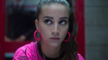 The creoles neon pink worn by Rebeca (Claudia Salas) in the series Elite
