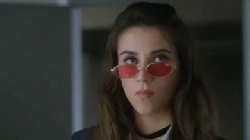 Les lunettes de soleil rouges ovales portées par Rebeca (Claudia Salas) dans Élite