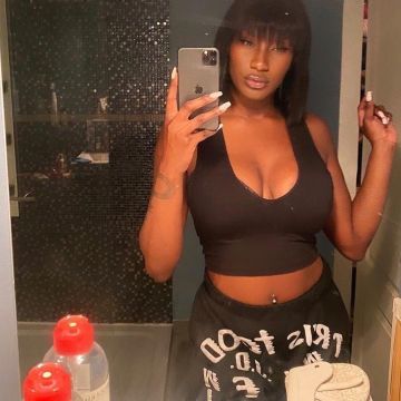 The black wig worn by Aya Nakamura on his account Instagram @ayanakamura_officiel