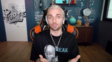 Le t-shirt 'Freak with us' Marcerlo Burlon porté par Squeezie dans sa vidéo Voilà pourquoi j'ai peur de l'avion