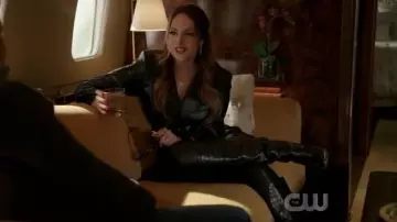 Les bottes noires portées par Fallon Carrington (Elizabeth Gillies) dans Dynastie (S03E16)