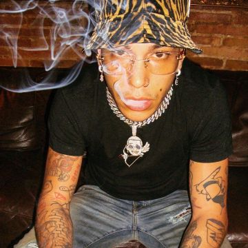 Le bob Burberry im­primé de Sfera Ebbasta sur son compte Instagram @sferaebbasta