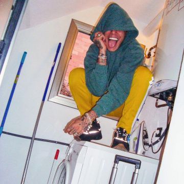 The tracksuit bottoms yellow Palm Angels, Sfera Ebbasta on his account Instagram @sferaebbasta