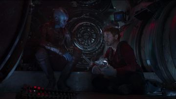 Rouge Henley Shirt porté par Tony Stark / Iron Man (Robert Downey Jr) dans Avengers: Endgame