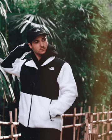 La veste en polaire portée par Sofyan Boudouni sur son compte Instagram @sofyan