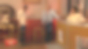 Le foulard noir et blanc à carreaux porté par Pierre-Jean Chalençon dans Affaire conclue