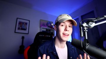 La gorra beige New Era de los New York Yankees usada por Seb la Frite en el video I DO ANYTHING?