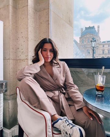 The blazer pink worn by MayaDorable on his account Instagram @mayadorable