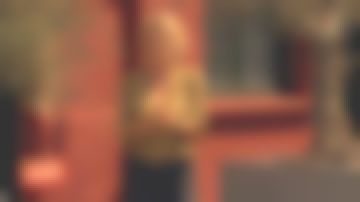 Le jean denim bleu foncé porté par Sophie Davant dans Affaire conclue