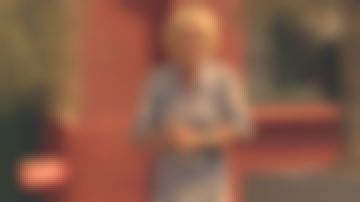 La bague en or avec pierre rouge de Sophie Davant dans Affaire conclue