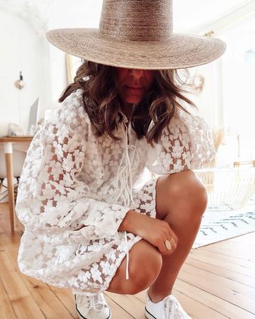 El Palma Wide Boater Falta de sombrero de color usado por Margaux en su cuenta de Instagram @estherjunelife