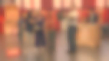 El traje de pantalón azul oscuro usado por Sophie Davant en Affaire conclue