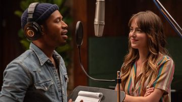 Rails Camisa a rayas multicolor usada por Maggie (Dakota Johnson) como se ve en The High Note