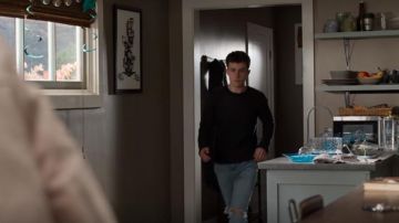 The jeans at the knees with holes in them of Clay Jensen (Dylan Minnette) in 13 Reasons Why (S01E01)