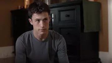 Le t-shirt gris à manches longues de Clay Jensen (Dylan Minnette) dans 13 Reasons Why (S04E01)