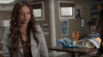 The leather jacket grey from Jessica Davis (Alisha Boe) in 13 Reasons Why (S04E01)