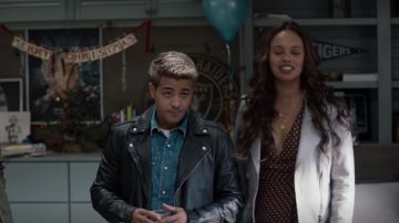 The black leather jacket of Tony Padilla (Christian Navarro) in 13 Reasons Why (S04E01)