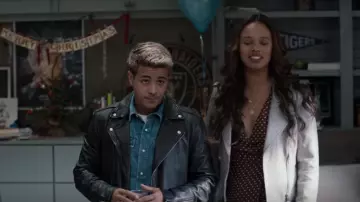 The denim shirt blue Tony Padilla (Christian Navarro) in 13 Reasons Why (S04E01)