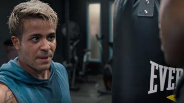 The hoody sleeveless blue Tony Padilla (Christian Navarro) in 13 Reasons Why (S04E01)