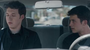 The bomber jacket navy blue Tyler Down (Devin Druid) in 13 Reasons Why (S04E01)