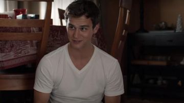 Le t-shirt blanc col V Uniqlo de Justin Foley (Brandon Flynn) dans 13 Reasons Why (S04E01)