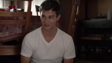 Le t-shirt blanc col V Uniqlo de Justin Foley (Brandon Flynn) dans 13 Reasons Why (S04E01)