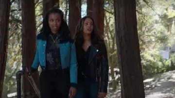 Chaqueta de cuero negro de Jessica Davis (Alisha Boe) en 13 Reasons Why (S04E01)