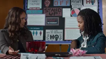 La veste en jean bleu de Ani Achola (Grace Saif) dans 13 Reasons Why (S04E01)