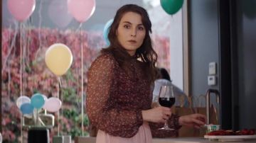 Falda rosa usada por Lizzie (Noomi Rapace) como se ve en Angel of Mine