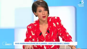 The long dress hides the heart of Melanie Taravant in C to tell the 15.06.2020