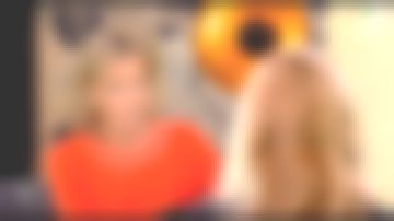 Le pull col Rond Surpiqures Contrastées rouge de Claire Chazal dans Passage des Arts le 15.06.2020