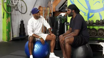 Le sweatshirt blanc imprimé Superdry porté par Karamo Brown dans l'émission Queer Eye 