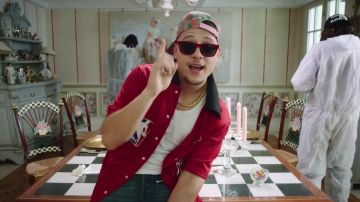 Les lunettes de soleil rouges de PLK dans le clip Train de vie de Leto