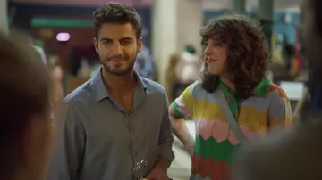 Le top multicolore Essentiel Antwerp porté par Lola (silma lopez) dans la série Valeria (Saison 1 Épisode 4)