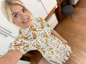 Ghost luella crepe pineapple print midi dress in sketch usado por Holly Willoughby en su cuenta de Instagram @hollywilloughby