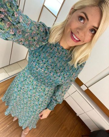Ghost tilly georgette floral shirred top midi vestido en azul usado por Holly Willoughby en su cuenta de Instagram @hollywilloughby