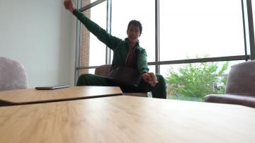 The tracksuit green Lacoste worn by Moha The Dogfish shark in her video clip Amsterdam