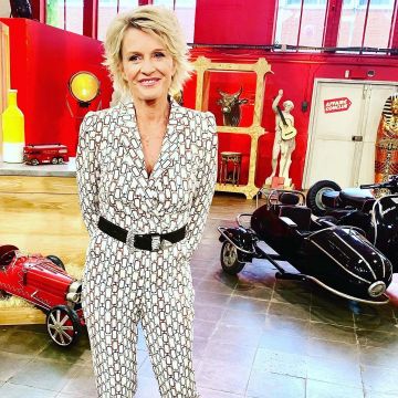 La combinaison droite imprimé chaîne écrue de Sophie Davant sur son compte Instagram @sophie_davant