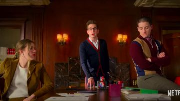 Cardigan Bleu marine, porté par Payton Hobart (Ben Platt) dans Le politique (Saison 2)