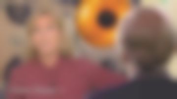 The shirt 100% silk bordeaux de Claire Chazal in Passage of the Arts 16.06.2020