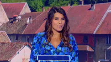 La robe courte portefeuille bleue en soie portée par Karine Ferri pour le Tirage de l'Euromillions