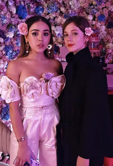 La combinaison rose portée par Danna Paola sur un post Instagram