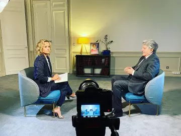 La veste col tailleur rayée en crêpe bicolore de Caroline Roux sur son compte Instagram @caroline_roux_officiel