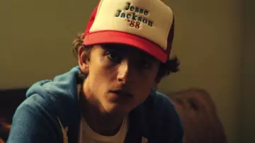 Le sweatshirt bleu de Daniel (Timothée Chalamet) dans Chaudes nuits d'été