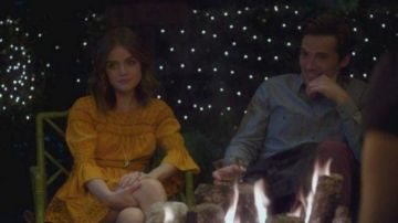 La robe corail portée par Aria Montgomery (Lucy Hale) dans la série Pretty Little Liars (Saison 7 Episode 20)