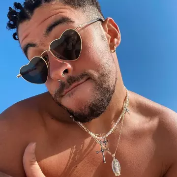 Las gafas de sol en forma de corazon que usa Bad Bunny en la cuenta de Instagram de badbunnypr Spotern