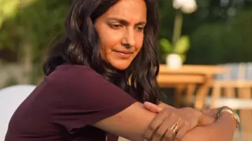 La bague portée par Nalini (Poorna Jagannathan) dans Mes premières fois (S01E10)