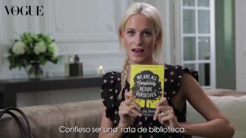 The book We Are All Completely Beside Ourselves by Karen Joy Fowler of Poppy Delevingne as seen in the YouTube video El bolso de Poppy Delevingne