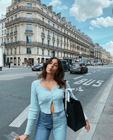 Le cardigan bleu porté par Mayadorable sur son compte Instagram @mayadorable