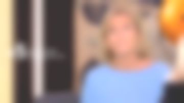 Le pull bleu de Claire Chazal dans Passage des Arts